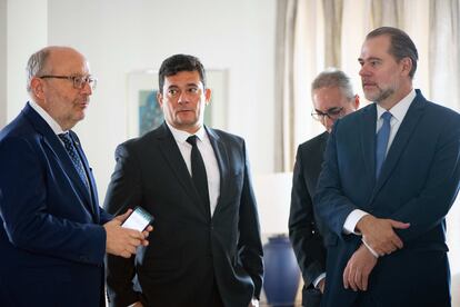 Antonio Dias Toffoli (à dir.), com Sergio Moro e o embaixador Fernando García Casas, em cerimônia na Embaixada da Espanha após a extradição do condenado Carlos García Juliá.