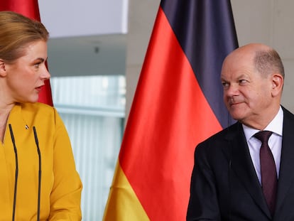 El canciller alemán, Olaf Scholz, a la derecha, y la primera ministra letona, Evika Silina, en una rueda de prensa en Berlín el miércoles.