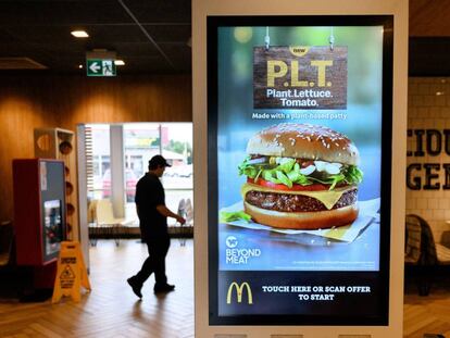 Un cartel anuncia una hamburguesa vegetariana en un establecimiento en Canadá.