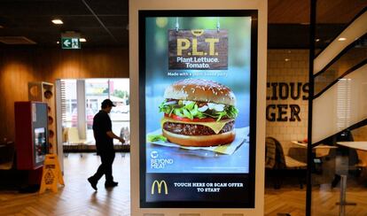 Un cartel anuncia una hamburguesa vegetariana en un establecimiento en Canadá.