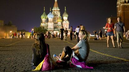 Dos jóvenes sentadas en la Plaza Roja de Moscú. 