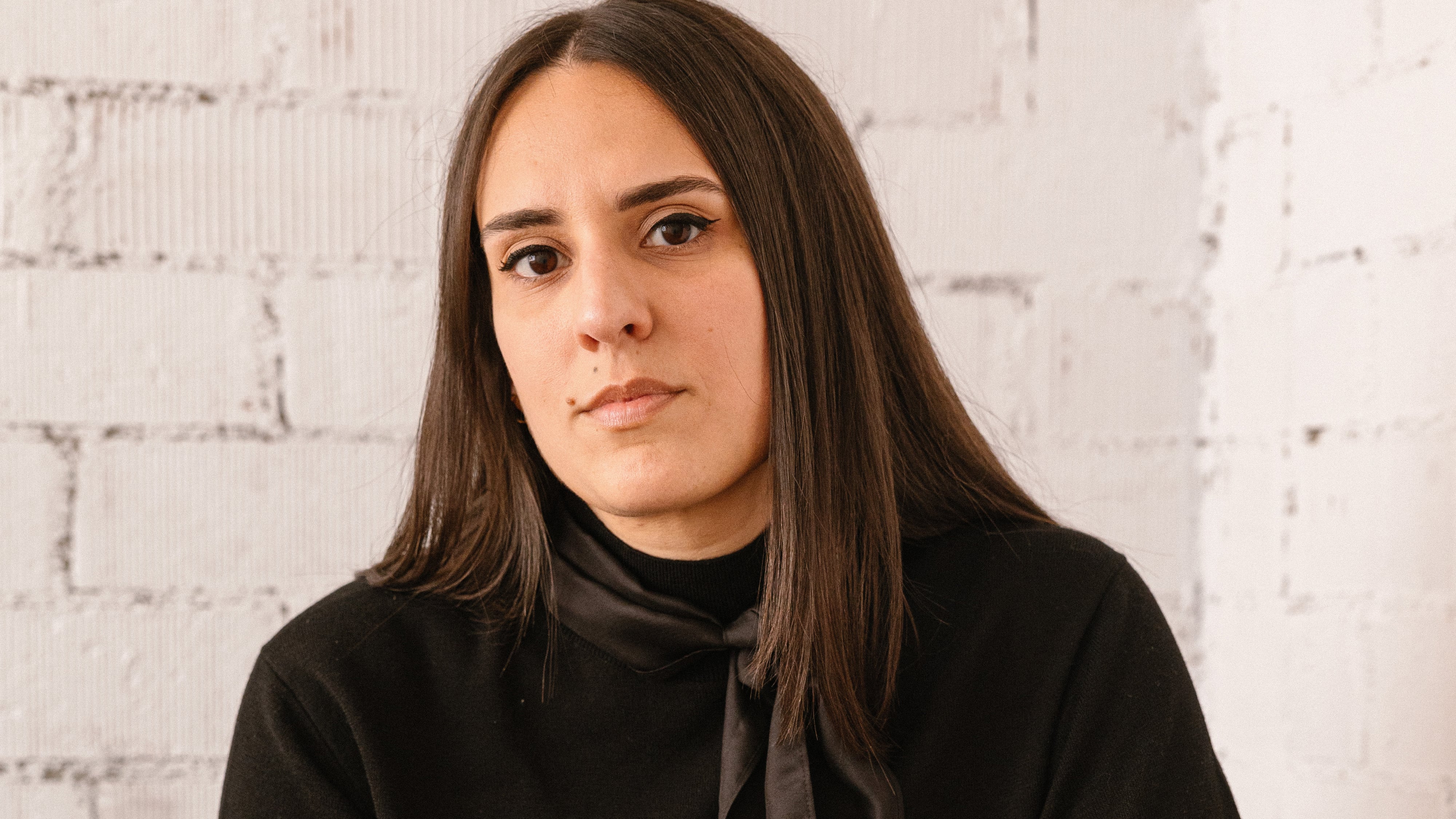 Nuovo romanzo spagnolo “Comerás flores”: amore e molestia invisibile