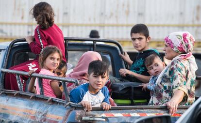 Habitantes de Qamishli tratan de abandonar la ciudad, este jueves.