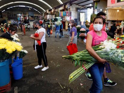 Comerciantes y compradores de flores transitaban el pasado 10 de mayo, Día de las Madres, por el Mercado de Jamaica, el sitio de venta de flores más conocido de Ciudad de México. La fecha, es una celebración sagrada para los mexicanos; pero este 2020 ha supuesto un reto en el combate contra la COVID-19 de las autoridades en México, que han ordenado el cierre de florerías, pastelerías y hasta panteones para evitar festejos y aglomeraciones. 