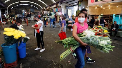 Comerciantes y compradores de flores en Ciudad de México.