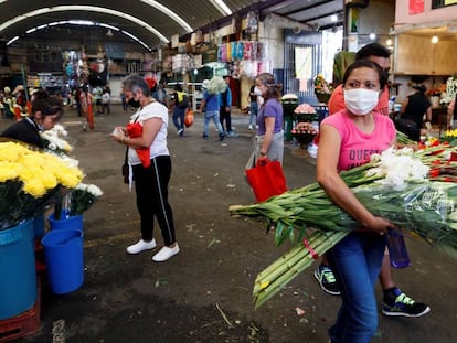 Comerciantes y compradores de flores en Ciudad de México.