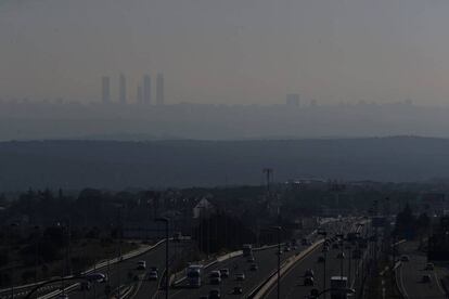 Boina de polución y contaminación sobre la ciudad de Madrid vista desde Torrelodones. F