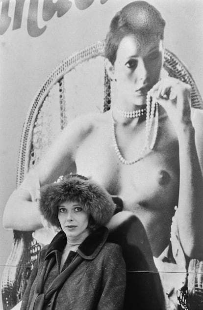 Sylvia Kristel frente a un póster de 'Emmanuelle' durante la promoción en Inglaterra de la película, en 1974.