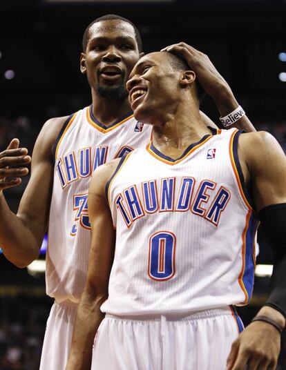 Kevin Durant felicita a Russell Westbrook tras la victoria de Oklahoma ante los Suns.