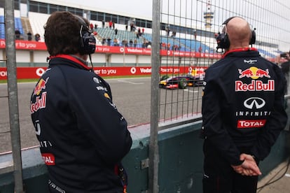 Adrian Newey, jefe técnico de Red Bull, y Christian Horner, jefe del equipo, observando rodar en su nuevo monoplaza a Vettel.