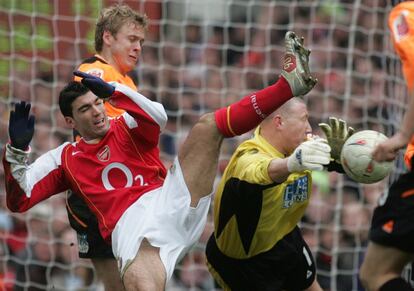 José Antonio Reyes (a la izquierda) lucha con el portero del Sheffiled United, Paddy Kenney, en un partido de la Copa de Inglaterra, en el estadio Highbury en 2005.