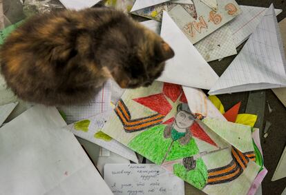 Un gato se sienta sobre fotos y cartas de niños rusos a los soldados en una estación de tren que fue utilizada como posición militar por el ejército ruso en la aldea de Kozacha Lopan, en la región de Kharkiv, Ucrania, el 3 de octubre de 2022. Afshan Khan, directora regional de Unicef para Europa y Asia Central, ha advertido de cómo los niños de toda la región están siendo arrasados por la "terrible" estela de la guerra. "Si no apoyamos a estos niños y familias ahora, el profundo aumento de la pobreza infantil derivará en la pérdida de vidas, de aprendizaje y de futuros”, ha alertado este lunes.