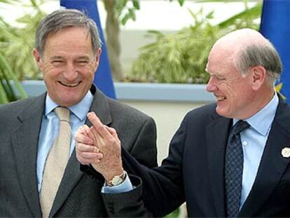 El ministro francés de Finanzas, Francis Mer (izquierda), y el secretario del Tesoro de EE UU, John Snow, ayer en Deauville (Francia).