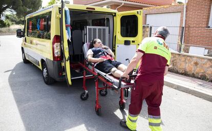 La ambulancia recoge a Ana Thompson en su casa de Pelayos de la Presa, el pasado viernes.