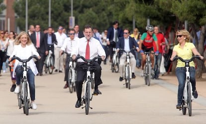 Mariano Rajoy, Esperanza Aguirre (r) and Cristina Cifuentes (l) in Madrid Río.