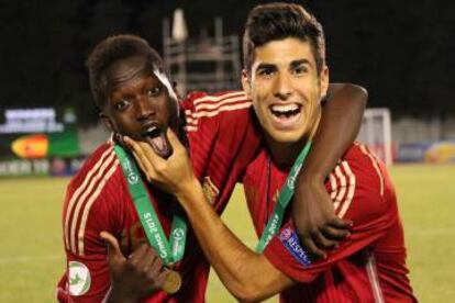 Pape Cheikh celebra el campeonato de Europa sub19 con Marco Asensio.