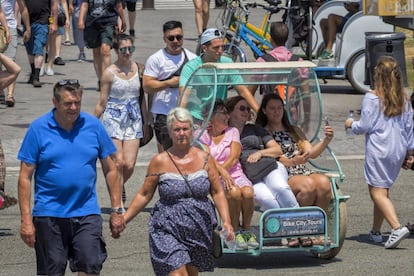 Un grupo de turistas visitan el puerto de Barcelona.