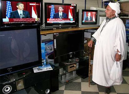 Un anciano egipcio observa el discurso de Obama en la Universidad de El Cairo.