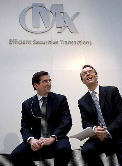 Greifeld (izquierda) y Böcker, presentan el acuerdo entre Nasdaq y OMX.