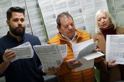 Santos, Cobos y Navarro (de izquierda a derecha) muestran algunas de las 119 multas que acumulan de Madrid Central