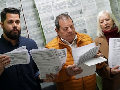 Santos, Cobos y Navarro (de izquierda a derecha) muestran algunas de las 119 multas que acumulan de Madrid Central