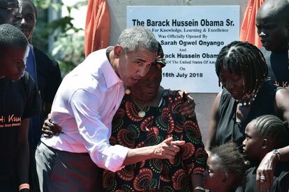 El ex presidente de EE. UU., Barak Obama, con su abuela Sarah, su hermanastra Auma, y algunos de los jóvenes locales, durante su visita a Kenia. Obama se encuentra en la nación de África Oriental por primera vez desde que dejó la presidencia de los EE. UU. 