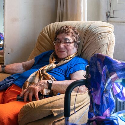 Marina López, de 94 años, posa en su piso de Lavapiés (Madrid), un día antes del desahucio.