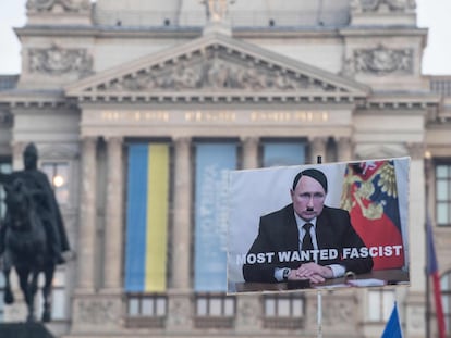 Una pancarta con la cara de Putin caracterizado como Hitler, durante una protesta en Praga el domingo.