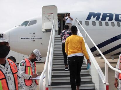 Migrantes abordan un vuelo a Haití en el aeropuerto internacional de Villahermosa, en México.