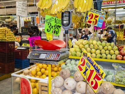 Inflación en México: Un puesto de frutas y verduras en un mercado en Cholula, Puebla