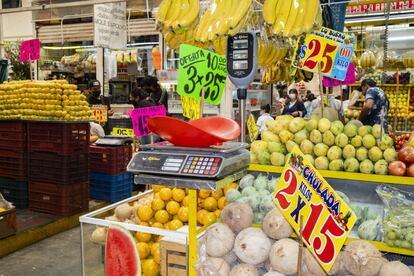 Inflación en México: Un puesto de frutas y verduras en un mercado en Cholula, Puebla