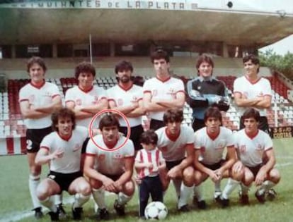 Juan Colombo, em destaque, com a equipe do Estudiantes.