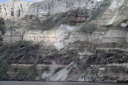 Deslizamiento de tierra durante la alta actividad ssmica en la isla de Santorini, este lunes. 