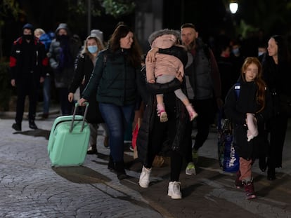 MÁLAGA, 07/03/22.- LLegada este lunes a Málaga de un autobús que trasporta a 47 personas que huyen de la guerra de Ucrania y que ha fletado un empresario malagueño. Ahora se harán cargo de ellas el Ayuntamiento y la Diputación. EFE/Carlos Díaz
