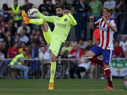 Piqué davant Fernando Torres.