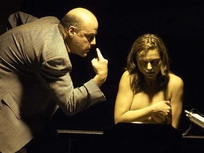 Aitor Mazo y Cristina Samaniego, en una escena de <i>La última copa.</i>