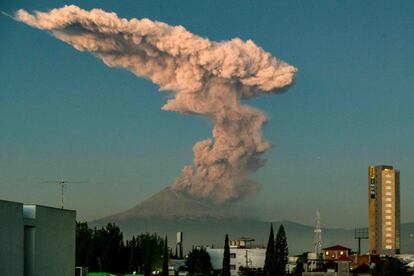 El volcán Popocatepetl, cercano a Ciudad de México, arroja cenizas y humo.