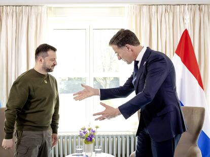 Volodímir Zelenski, a la izquierda, saluda al primer ministro de Países Bajos, Mark Rutte, durante un encuentro en La Haya este jueves.