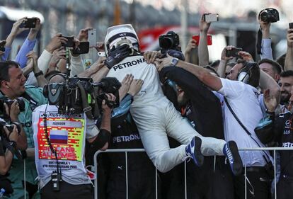 Valtteri Bottas, ganador del Gran Premio de Rusia de Fórmula 1, celebra con su equipo la victoria.