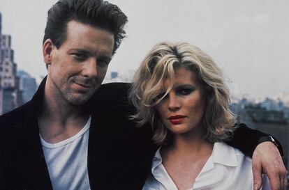 Kim Basinger y Mickey Rourke, en la película.