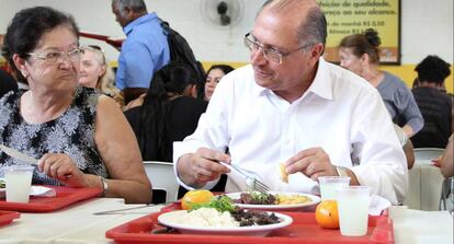 Alckmin em um restaurante da rede Bom Prato.