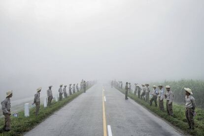 Foto ganhadora do primeiro prêmio na seção História da categoria Vida Cotidiana, do fotógrafo do jornal The New York Times, Tomás Munita. A imagem mostra membros do Exército Juvenil do Trabalho, perfilados em uma estrada de Santiago de Cuba enquanto aguardam a chegada dos restos mortais do líder cubano, Fidel Castro.