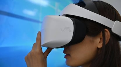 Una mujer prueba un dispositivo de realidad virtual en el Consumer Electronics Show, Ces Asia 2019, en Shanghai.