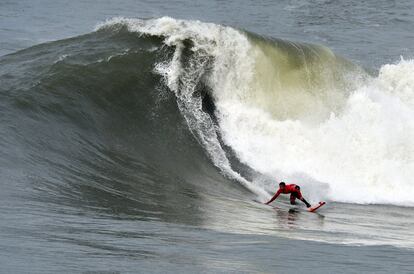 A pesar de ello, los comisarios de la World Surf League dieron el visto bueno a la competición, que se saldó con un incontestable triunfo de Lucas Chianca. En la imagen, el hawaiano Kai Lenny, uno de los mayores talentos del surf mundial en todas las disciplinas, terminó finalmente en cuarta posición.