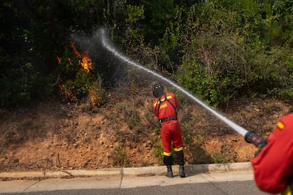 Soldados de la UME trabajan en un contrafuego durante el incendio de Las Médulas.