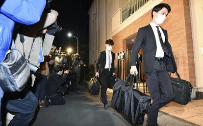 Funcionarios de la Fiscalía de Tokio salen del domicilio de Carlos Ghosn tras registrarlo. 