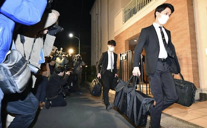 Funcionarios de la Fiscalía de Tokio salen del domicilio de Carlos Ghosn tras registrarlo.