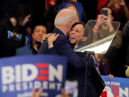 Kamala Harris abraza a Joe Biden, durante un acto en Detroit, Michigan, en marzo pasado.