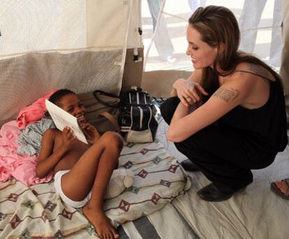 Angelina Jolie habla con un niño haitiano de 10 años que perdió una pierna en el terremoto.