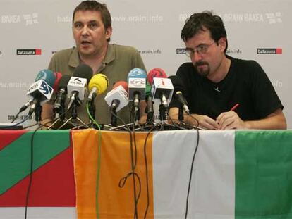 Otegi y Petrikorena comparecen en rueda de prensa con las banderas vasca e irlandesa.